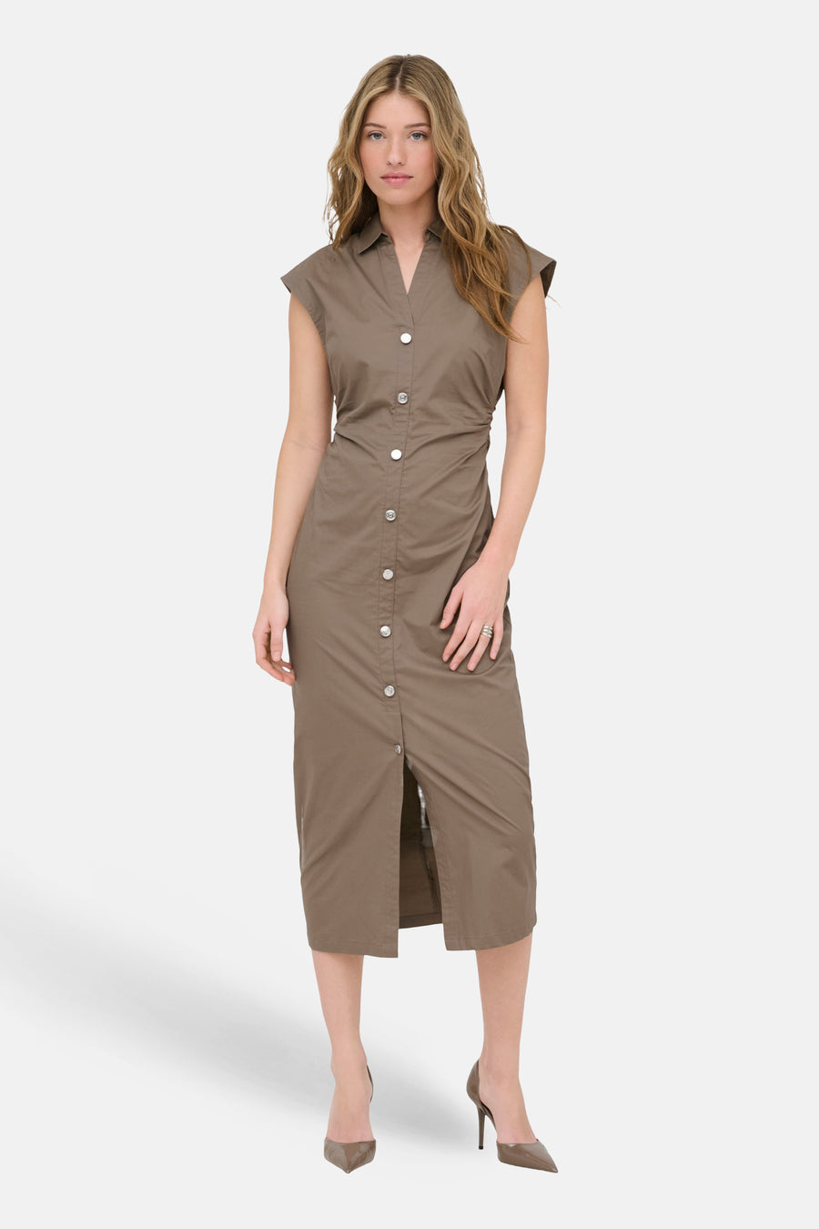 Bruine jurk met korte mouwen van ONLY®, met knoopsluiting aan de voorkant en split, gecombineerd met bruine pumps.
