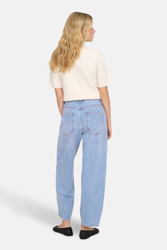 Jean spécial fit en denim bleu clair d'ONLY, avec des jambes droites et des poches à rabat, porté avec un T-shirt écru et des ballerines noires.