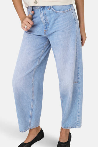 Jean spécial fit en denim bleu clair de ONLY®, avec des jambes larges et des passants noirs tressés.