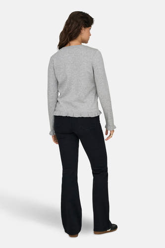 Grijze cardigan van ONLY, met lange mouwen en een geplooide zoom, gecombineerd met een donkere jeans en schoenen.
