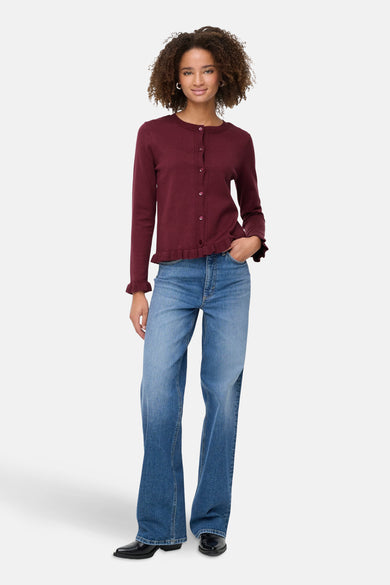 Bordeaux cardigan van ONLY, met lange mouwen en een geknoopte sluiting, gecombineerd met wijde jeans en zwarte schoenen.