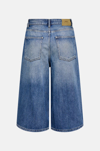 Achterkant van een wijde middenblauwe denim short van ONLY® met achterzakken en een leren merklabel.