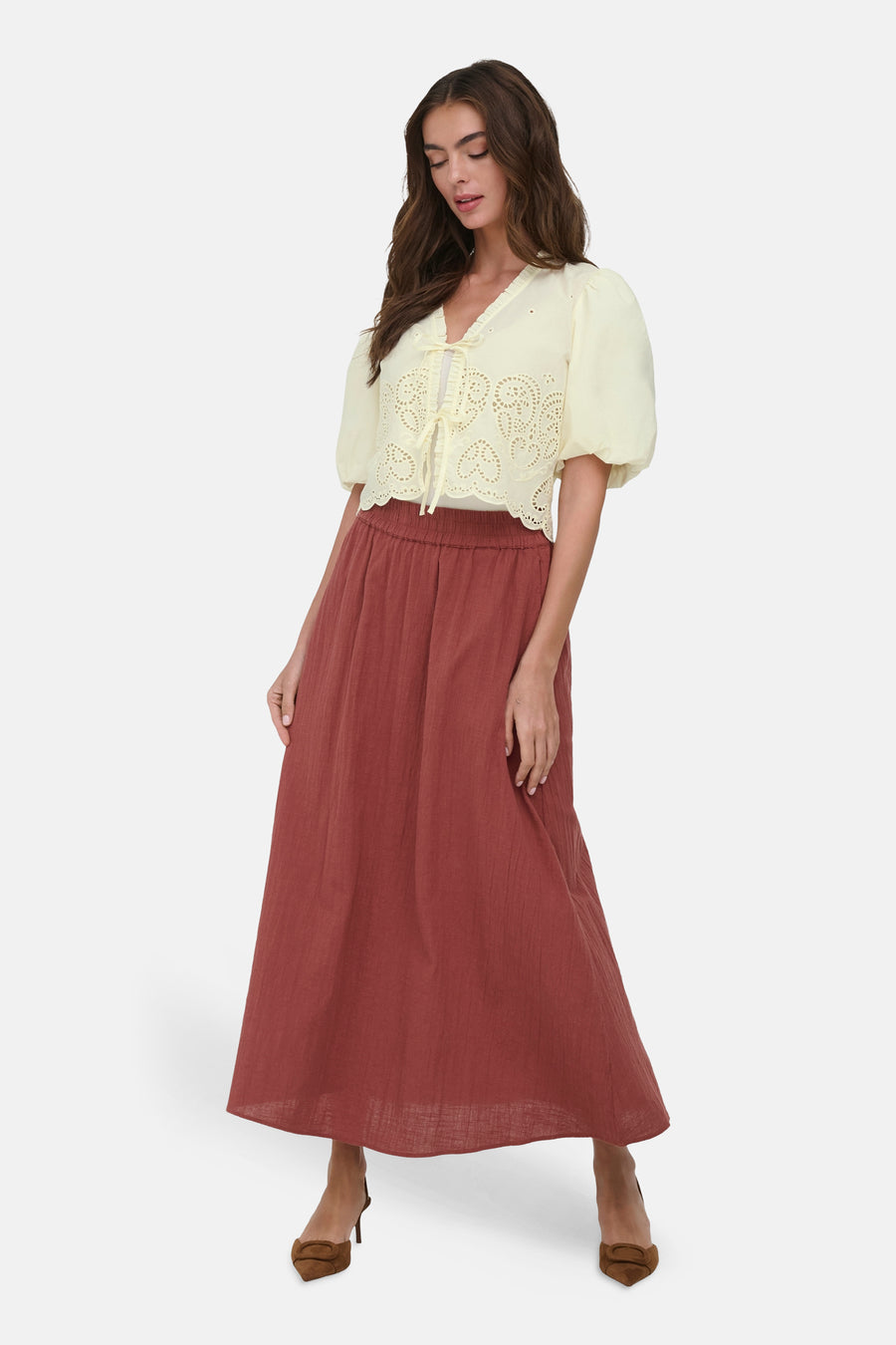 Chemise écru à manches courtes de ONLY, avec détails brodés et fermeture boutonnée sur le devant.