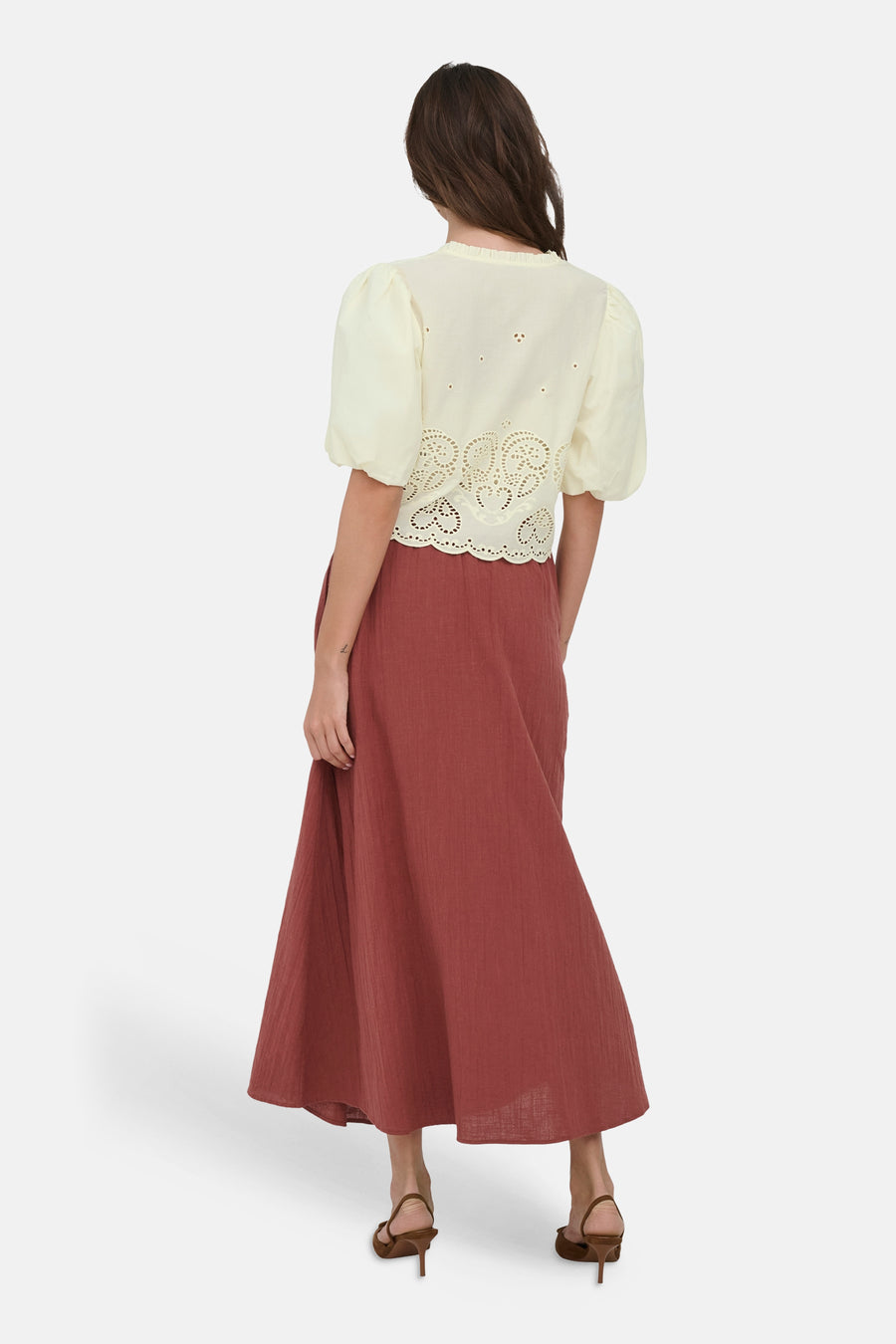 Chemise jaune à manches courtes bouffantes de ONLY® avec broderie anglaise et ourlet festonné, dos.