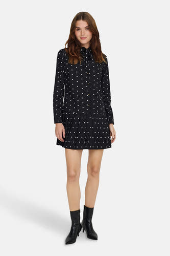 Robe noire à longues manches de ONLY, avec un motif à carreaux et une jupe plissée.