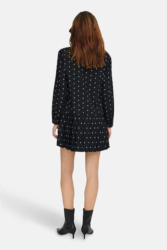 Robe noire à longues manches de ONLY, avec des taches blanches et associée à des bottes noires.
