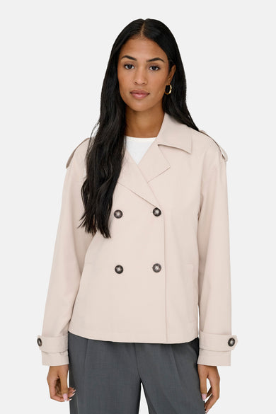 Beige korte jas van ONLY, met dubbele rij knopen en lange mouwen.