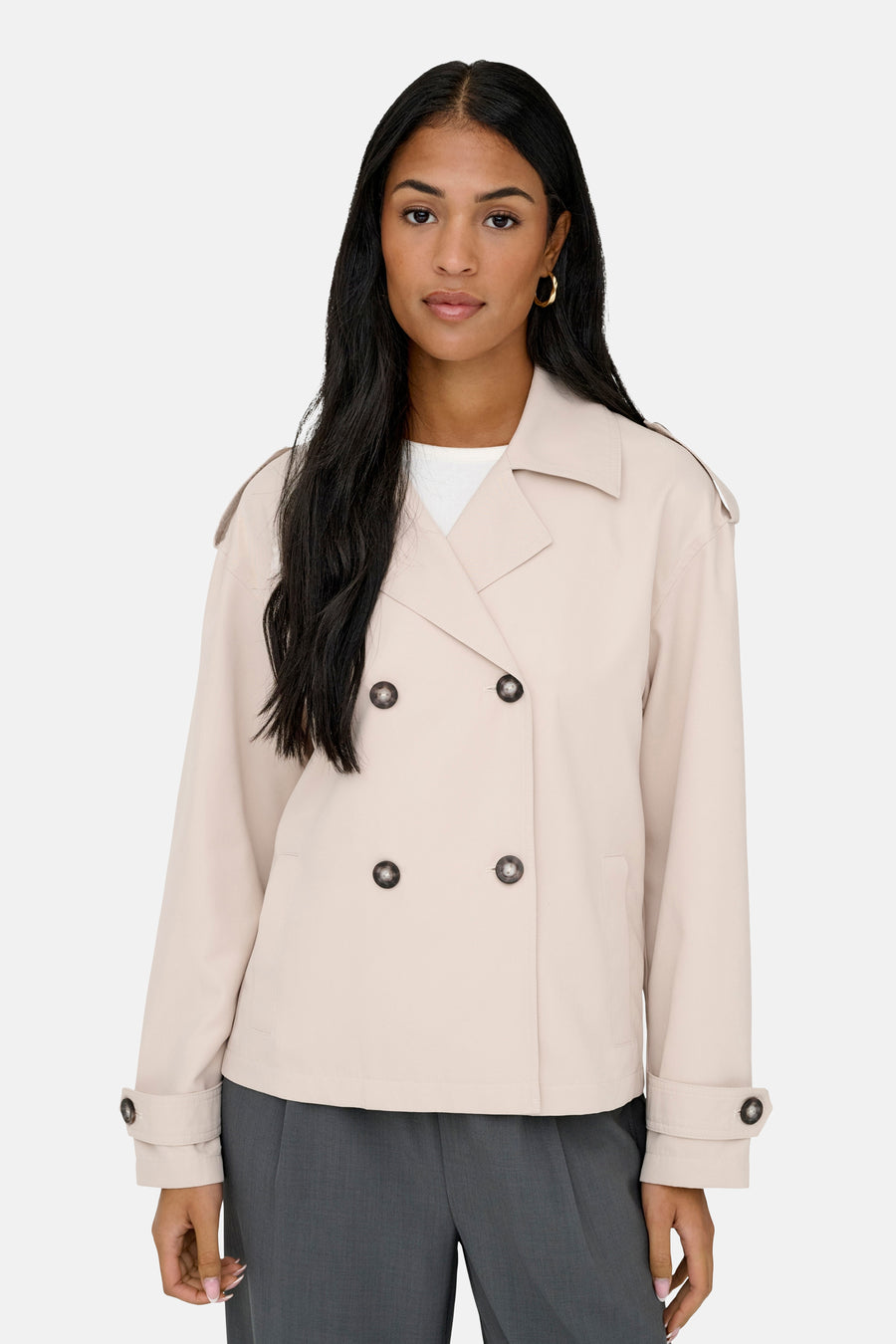 Manteau court beige de ONLY, avec double boutonnage et manches longues.