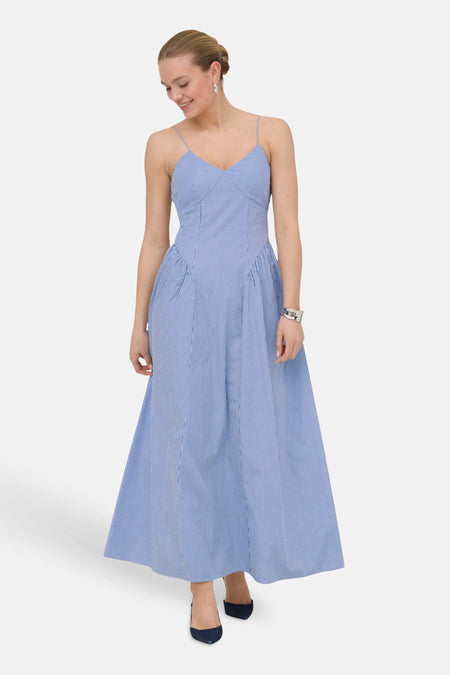 Blauw gestreept maxi-kleedje van ONLY® met spaghettibandjes, V-hals en plooien, gedragen door een model.