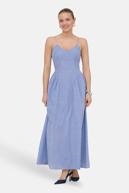 Blauw gestreept maxi kleedje zonder mouwen van ONLY® met V-hals en plooien, gedragen met zilveren sieraden.