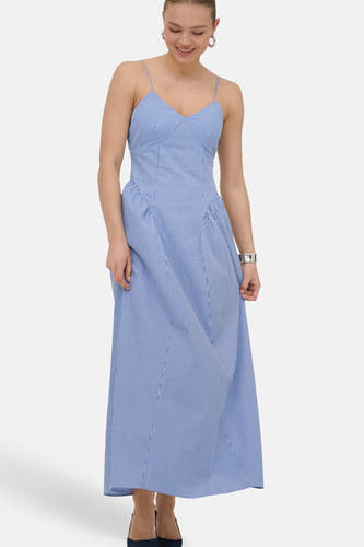 Blauwe gestreepte mouwloze jurk van ONLY® met spaghettibandjes, v-hals, plooien en uitlopende maxi-rok.