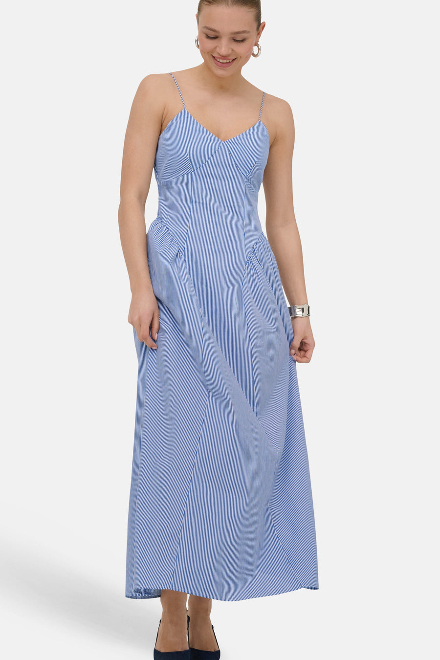 Blauwe gestreepte mouwloze jurk van ONLY® met spaghettibandjes, v-hals, plooien en uitlopende maxi-rok.