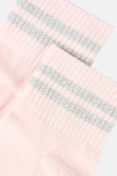 Roze sokken van ONLY met glinsterende, zilverkleurige strepen en een ribgebreide textuur.