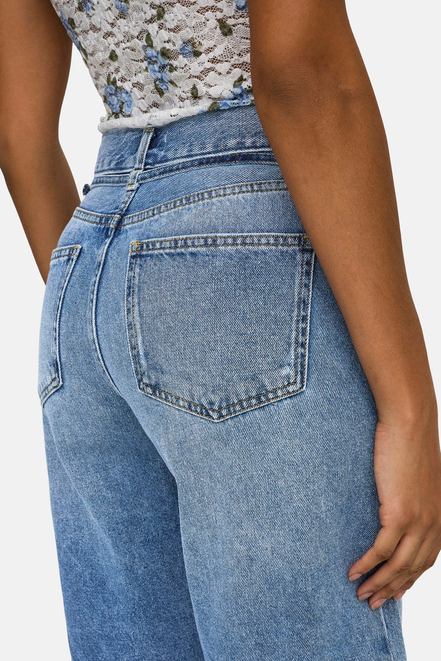 Short en jean bleu moyen ONLY® avec poches arrière plaquées et un haut blanc en dentelle à fleurs.