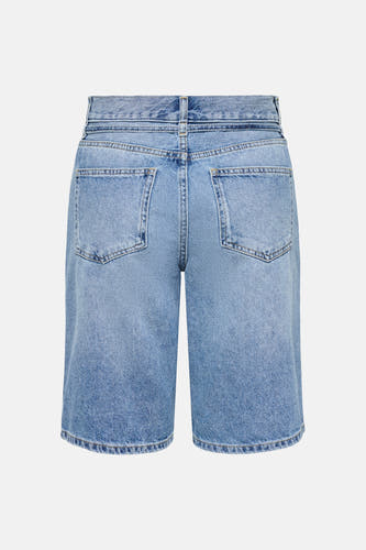 Short en jean bleu de ONLY® avec deux poches arrière et passants de ceinture, vue arrière.