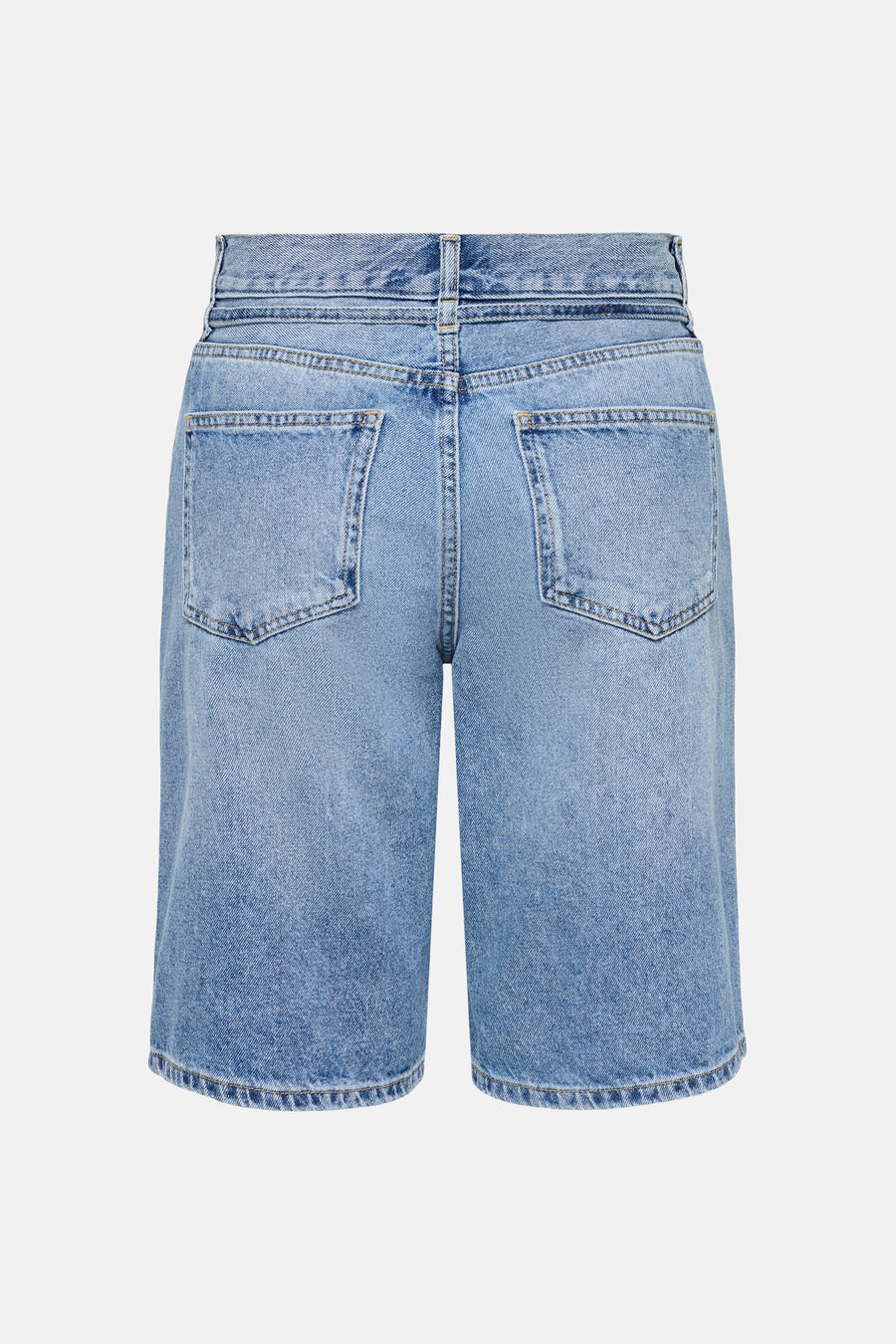 Short en jean bleu de ONLY® avec deux poches arrière et passants de ceinture, vue arrière.