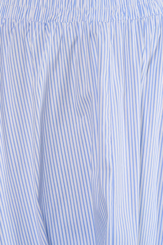 Blauw-witte gestreepte lange rok van ONLY® met elastische taille en zachte stoftextuur, close-up weergave