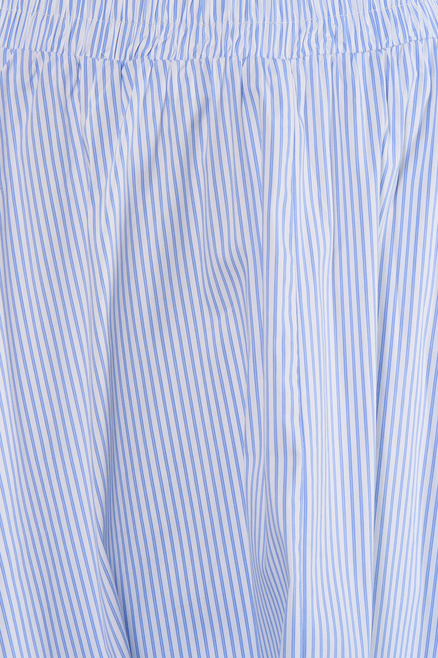 Blauw-witte gestreepte lange rok van ONLY® met elastische taille en zachte stoftextuur, close-up weergave