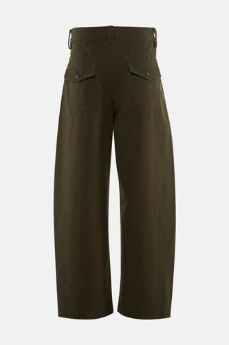 Groene chino van ONLY, met achterzakken en een wijde pijp.
