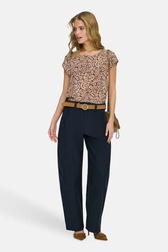 Blauwe chino van ONLY, met een bruine riem en gecombineerd met een bruin bloesje en schoenen.