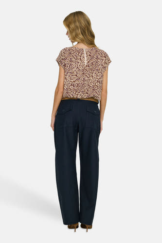 Pantalon chino bleu d'ONLY, avec poches arrière et jambes larges, combiné avec un haut à motifs beige et marron.