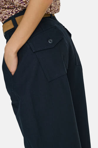 Chino bleu d'ONLY, avec poches cargo et une ceinture marron.