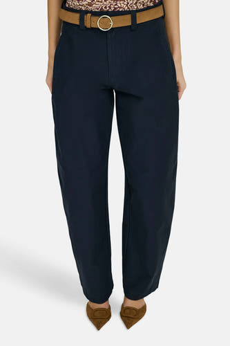 Chino bleu de ONLY®, porté avec une ceinture marron et des chaussures marron à talons.