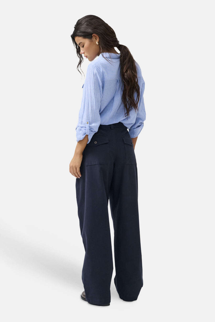 Chino bleu d'ONLY, avec jambes larges et poches arrière.