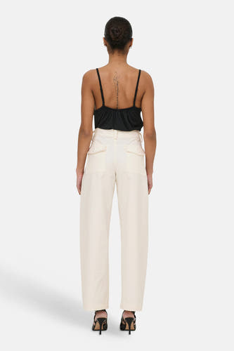 Chino beige ONLY®, avec poches plaquées et jambes larges, vue de dos.