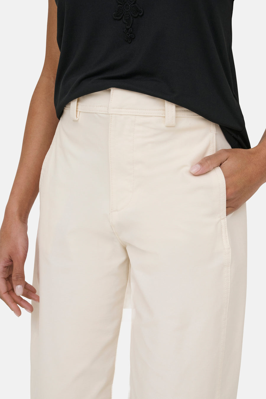 Chino beige de ONLY®, avec la main dans la poche et détails d'un haut noir.