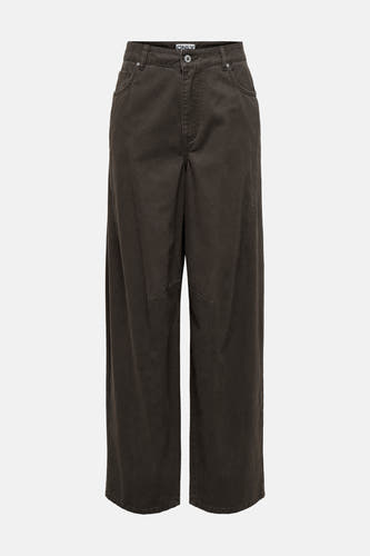 Bruine broek van ONLY, met steekzakken en een wijde pijp.