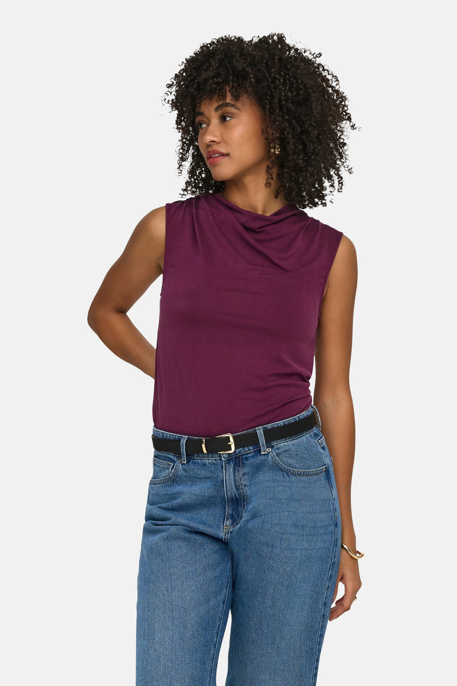 Paarse mouwloze top van ONLY met gedrapeerde hals, gestyled met een jeans en zwarte riem.