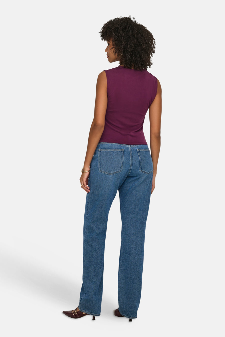 Mouwloze paarse top van ONLY® met ronde hals, van achteren gezien op een model met blauwe jeans.
