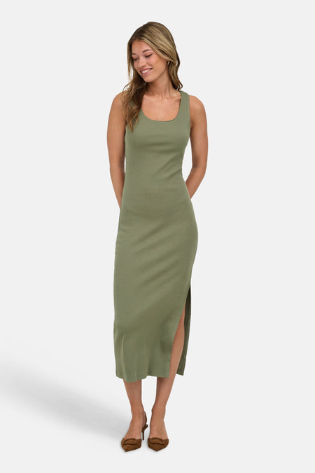 Groen geribbeld mouwloos kleedje van ONLY® met zijsplit en bruine pumps.