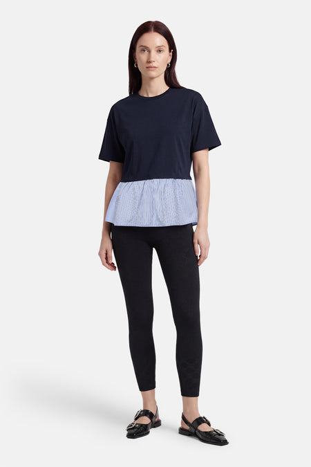 Blauw T-shirt van ONLY® met een gestreept detail en gedragen met zwarte leggings en sandalen.
