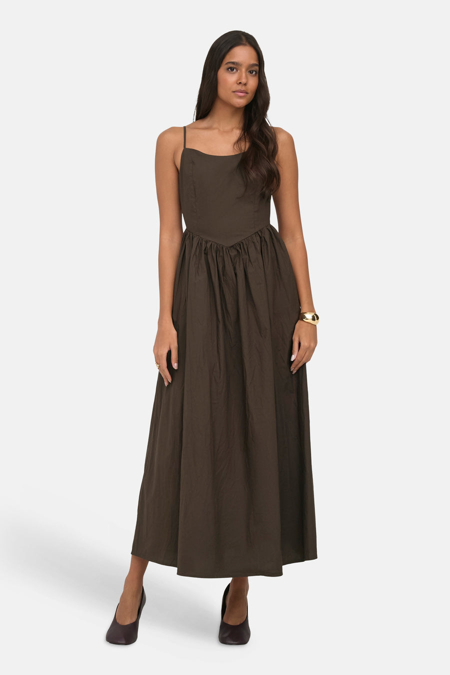 Robe marron sans manches ONLY® avec fines bretelles, taille en V et jupe évasée.