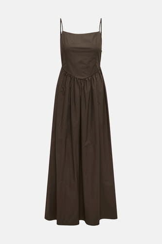 Robe marron sans manches ONLY® avec bretelles spaghetti, encolure carrée et jupe longue plissée.