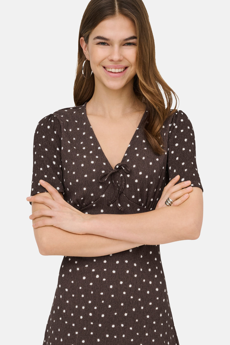 Robe courte marron à manches courtes de ONLY®, en tissu texturé à pois blancs, avec col en V et un nœud à l'avant.
