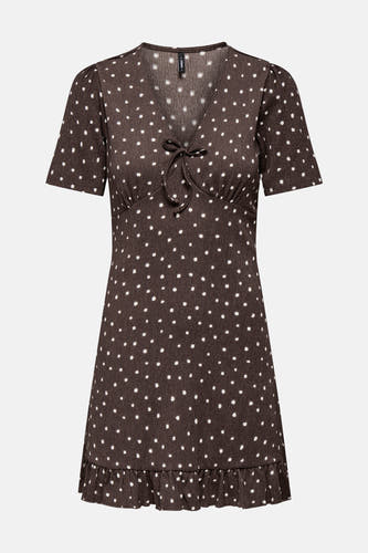 Robe courte marron à manches courtes de ONLY® avec pois blancs, col en V, détail de nœud et volants en bas.