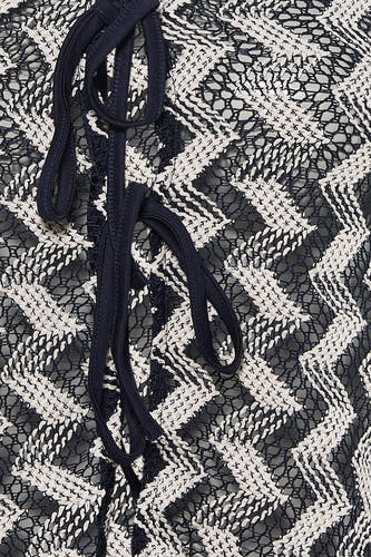 Veelkleurig gilet van ONLY® met donkerblauw en wit zigzag ajourpatroon en veterdetails.