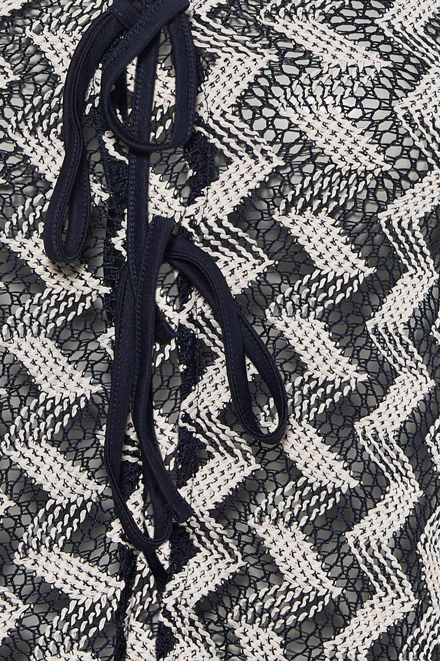 Veelkleurig gilet van ONLY® met donkerblauw en wit zigzag ajourpatroon en veterdetails.