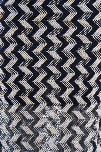Zwart met crèmekleurige rok van ONLY® met zigzagpatroon en gebreide, deels doorzichtige textuur.