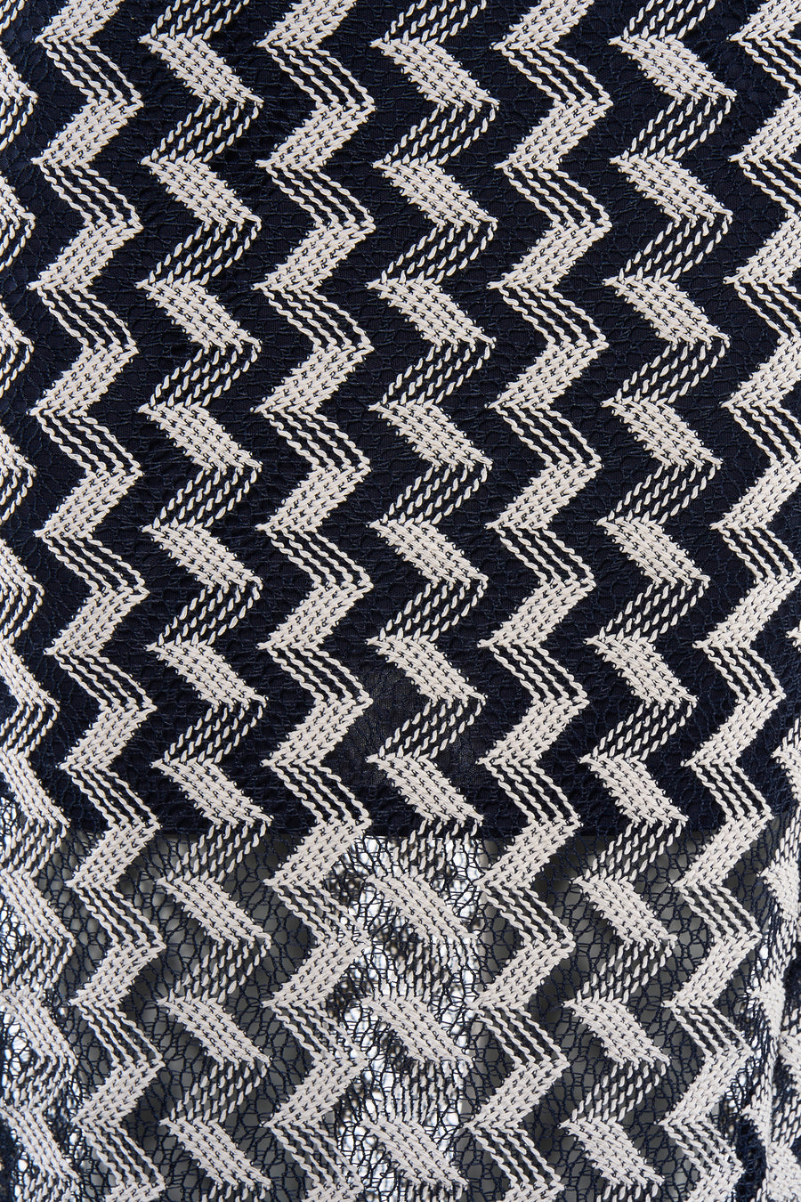 Zwart met crèmekleurige rok van ONLY® met zigzagpatroon en gebreide, deels doorzichtige textuur.