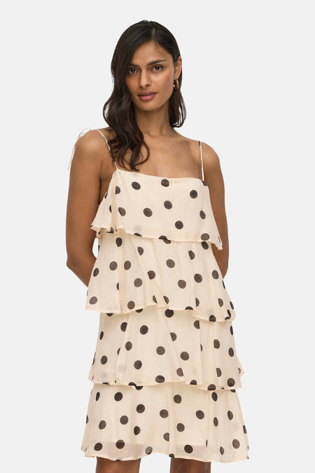 Robe sans manches écru de JDY avec pois noirs, volants et bretelles spaghetti.