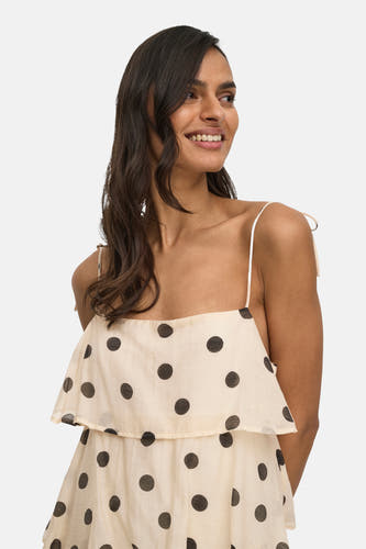 Robe écru de JDY en tissu léger à pois noirs, bretelles spaghetti et volant.