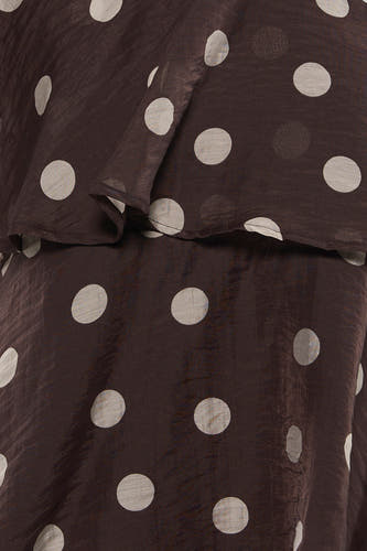Bruine blouse met korte mouwen van JDY met wit stippenpatroon en gelaagde, semidoorzichtige stof.