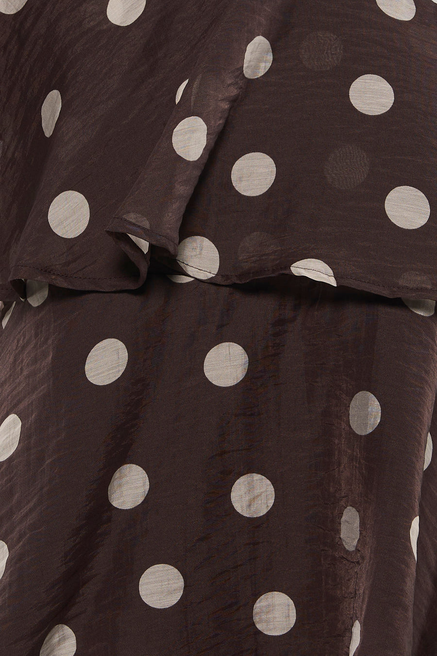 Bruine blouse met korte mouwen van JDY met wit stippenpatroon en gelaagde, semidoorzichtige stof.