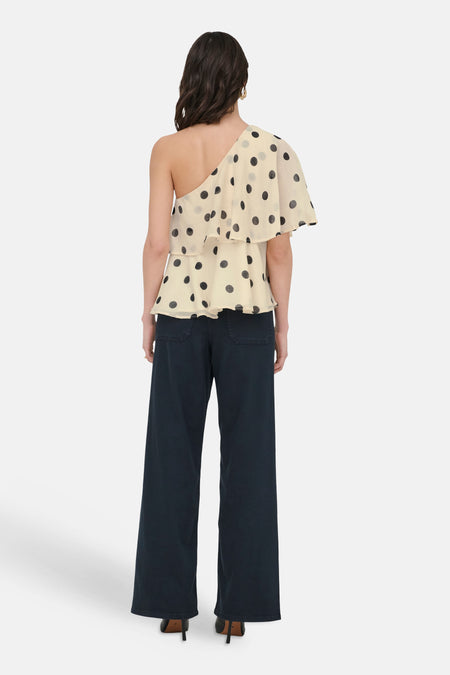 Ecru blouse met korte mouwen van JDY, in one-shoulder stijl met ruches en zwarte stippen, van achteren gezien.