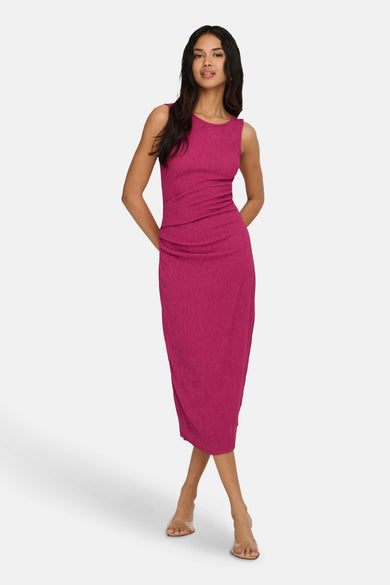 Robe sans manches rose d'ONLY® avec tissu texturé et taille plissée.