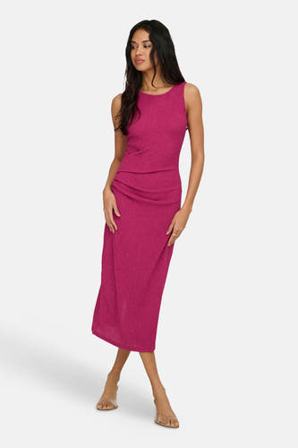 Roze mouwloos kleedje van ONLY® met fijne textuur en plooien op de taille, gedragen door een model met transparante hakken.